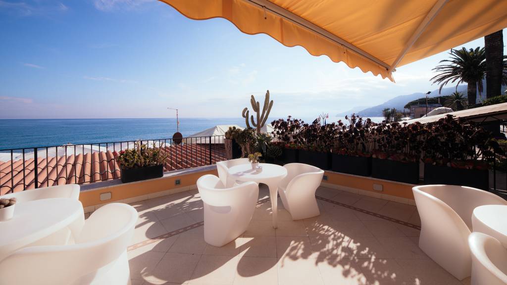 Hotel-Albatros-Varigotti-01-44-terrasse-vue-mer-hôtel