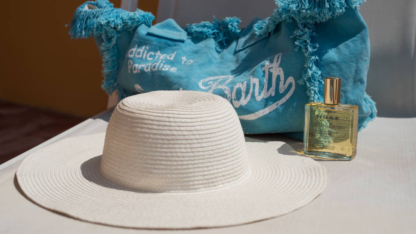 Hotel-Albatros-Varigotti-01-2-détail-chapeau-hôtel